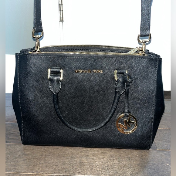 Michael Kors Medium Leather Shoulder Bag - Picture 2 of 7